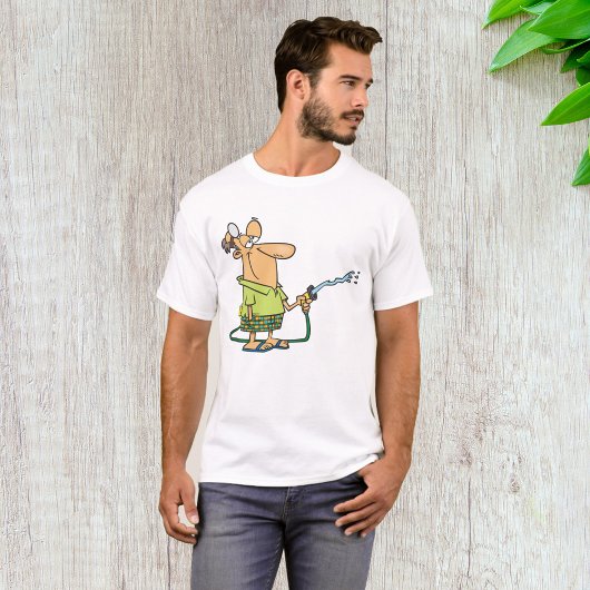 Man met tuinslang t-shirt