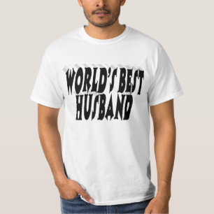 Man met zwarte tekst t-shirt