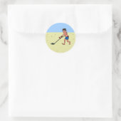 Man metaaldetecteren op het strand ronde sticker (Tas)