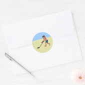 Man metaaldetecteren op het strand ronde sticker (Envelop)