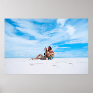 Man naast de vrouw in de zwarte bikini top poster