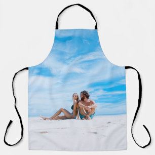 Man naast de vrouw in de zwarte bikini top schort