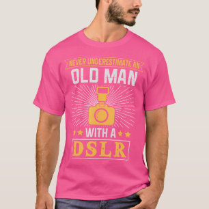 Man Onderschat Nooit Een Oude Man Met Een Dslr Fot T-shirt