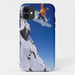Man op een snowboard die van een richel springt bi iPhone 11 hoesje