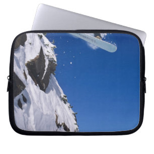 Man op een snowboard die van een richel springt bi laptop sleeve