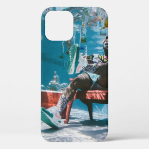 Man op een stoel onderwater met drijvende bodem iPhone 12 hoesje