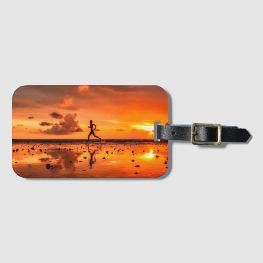 Man op strand bij zonsondergang bagagelabel (Voorkant (horizontaal))