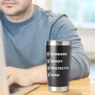 Man, papa, beschermer, held geschenk zwart geïsoleerde drinkbeker