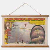 Man presteert op hangende kabel en spiraalvormige  hangend wandkleed (Voorkant)