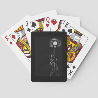 man roken pokerkaarten
