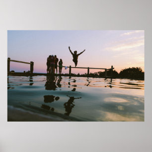 Man springt in de lucht in het waterlichaam poster