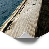 Man springt nabij zee poster (Hoek)