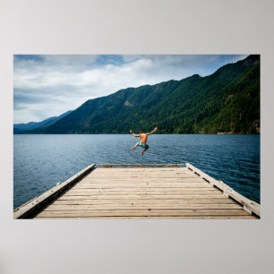 Man springt nabij zee poster