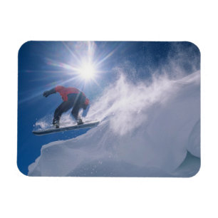 Man springt van een grote cornince af op een snowb magneet