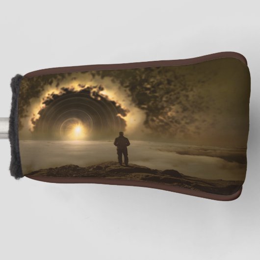 Man staande op een heuvel kijken naar een grote golfheadcover (Voorkant)