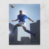 Man stuitt voetbal op zijn hoofd