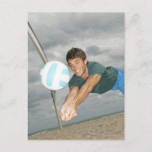 Man volleybal op het strand briefkaart