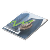 Man waarop het concept "aandelenkoers" is afgebeel notitieblok (Gedraaid)