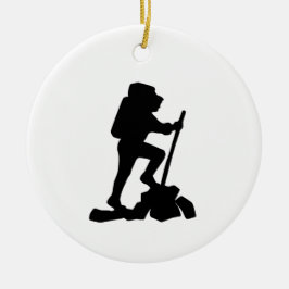 man zwart silhouet met een eenvoudige bergwandelaa keramisch ornament