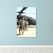 Managers van de militaire werkhond nemen een opte  canvas afdruk (Insitu (Houten vloer))