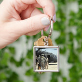 Managers van de militaire werkhond nemen een opte sleutelhanger (Hand)