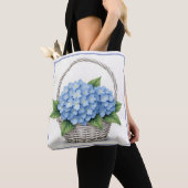 Mand met blauwe hortensia's draagtas (Dichtbij)