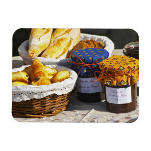 Mand met croissants en chocoladebroden. magneet