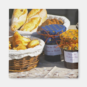 Mand met croissants en chocoladebroden. magneet