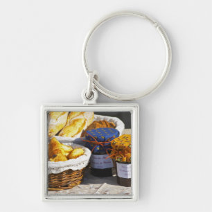 Mand met croissants en chocoladebroden. sleutelhanger