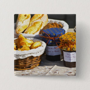 Mand met croissants en chocoladebroden. vierkante button 5,1 cm
