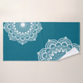 Mandala blanc sur fond bleu (Serviette de bain)