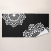 Mandala blanc sur fond noir (Serviette de bain)