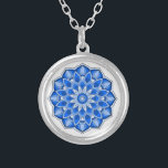 Mandala en collier bleu<br><div class="desc">Alors que le mandala est né en Inde, aujourd'hui la beauté des mandalas modernisées sont adaptées à de nombreux articles dans la maison, ainsi que pour les décorations sur les vêtements. Note : il y a une variété de produits avec ce design adapté à votre maison ou fonction, & mandalas...</div>