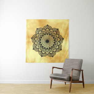 Mandala noir sur tapisserie carrée à fond doré