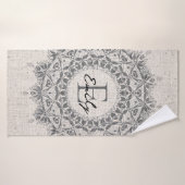 Mandala Nom Monogramme gris clair monochrome (Serviette de bain)