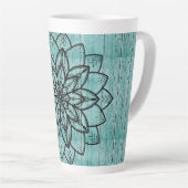 Mandala over blauw ouder hout latte mok (Rechterhoek)