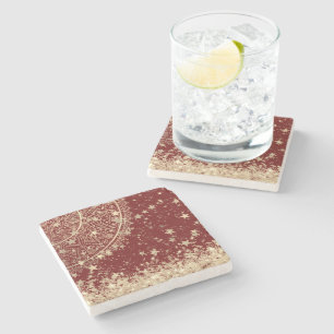 Mandala scannen met gouden sterren op rood stenen onderzetter