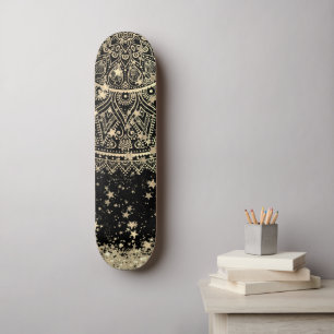 Mandala scannen met gouden sterren op zwart skateboard