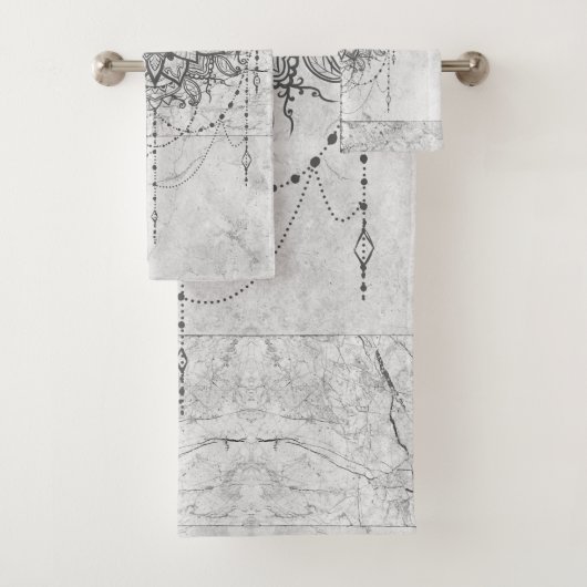 Mandala sur Serviette de bain en marbre argenté (En situation)