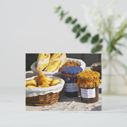 mandje met croissants en chocoladebrood. briefkaart (Staand voorkant)