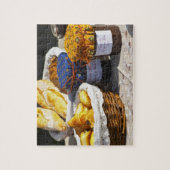 mandje met croissants en chocoladebrood. legpuzzel (Verticaal)