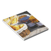 mandje met croissants en chocoladebrood. notitieblok (Schuin)