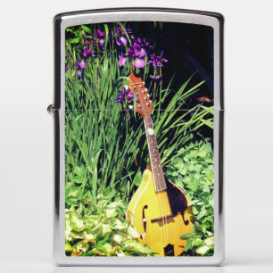 Mandolin en Iris Flower Garden