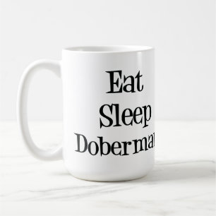 Mangez la tasse de dobermann de sommeil