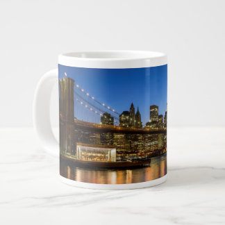 Manhattan and Brooklyn Bridge bij schemering Jumbo Beker