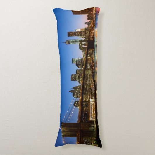 Manhattan and Brooklyn Bridge bij schemering Lichaamskussen (Voorkant Verticaal)