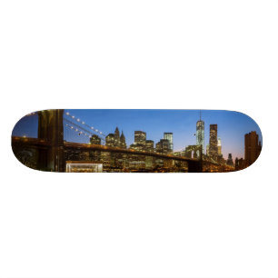 Manhattan and Brooklyn Bridge bij schemering Skateboard