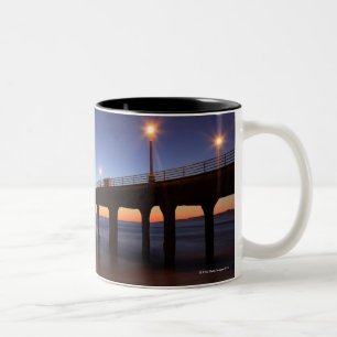 Manhattan Beach Pier bij zonsondergang, Californi Tweekleurige Koffiemok