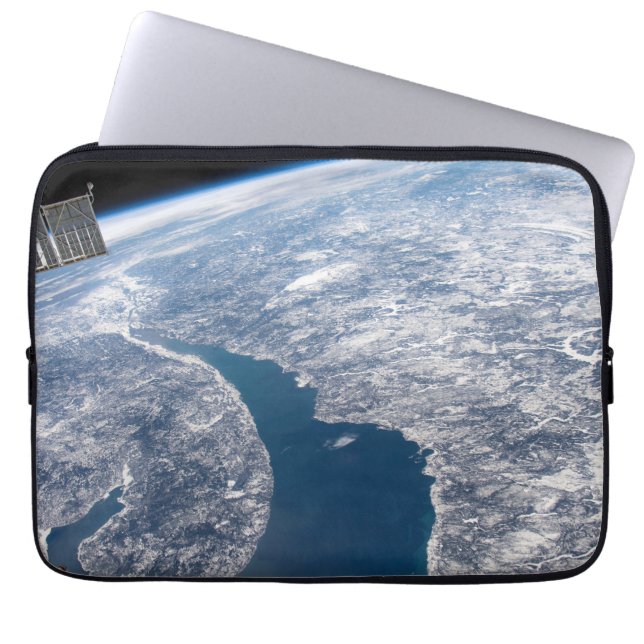 Manicouagan krater en de St. Lawrence rivier Laptop Sleeve (Voorkant)