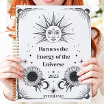 Manifestation de nom personnalisé du soleil célest<br><div class="desc">Ce design enchanteur présente des illustrations d'inspiration céleste du soleil, de la lune et des étoiles, associées à des tournesols en fleurs et à des motifs cosmiques. L'audacieuse oeuvre en noir et blanc crée une atmosphère mystique et stimulante, parfaite pour manifester des objectifs et exploiter l'énergie positive en 2025. Personnalisé...</div>